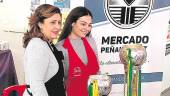 TÍTULOS. Dos trabajadoras del mercado junto a las copas del club.