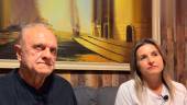 Paco Segura, junto a Juana María Sánchez, presidenta de la Asociación de Insomnio Familiar Fatal de Jaén, que recibirá el dinero por el concierto solidario del cantautor en Torres de Albanchez. / Joaquín Castillo.
