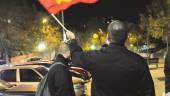 ARCHIVO. Un hombre alza una bandera del Partido Comunista en Jaén.