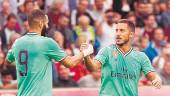 regreso. Hazard y Benzema celebran un gol en la pretemporada.