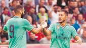 regreso. Hazard y Benzema celebran un gol en la pretemporada.