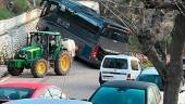 Estado en el que quedó el autobús escolar, que iba vacío. / PP de la Diputación de Jaén.