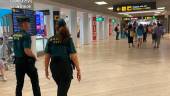 Pareja de guardias civiles en el aeropuerto de Sevilla. / Guardia Civil vía Europa Press.