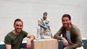 Bartoomé Montes con Sergio Ramos flanqueando su escultura.