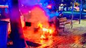 Motocicleta en llamas en la calle Senda de los Huertos. / Cuerpo de Bomberos de Jaén. 