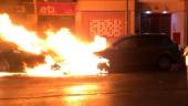 Coche en llamas en la calle Miguel Castillejo, en Jaén. / Policía Local. 
