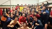 Los jugadores del Torredonjimeno celebran una victoria en el vestuario con Samu Jiménez. / Ciudad de Torredonjimeno