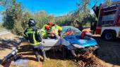Bomberos de Linares intervienen en el coche destrozado en la A-302 en Jabalquinto. / Diario JAÉN