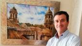 Sebastián Gallego, junto a una de sus obras.