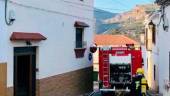 FUEGO. A la izquierda, los bomberos sofocan el incendio en Carchelejo. A la derecha, un contenedor arde en la calle Andújar de Jaén. 