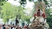 Vecinos y visitantes acercan a la patrona por los rincones de Jimena y la siguen en su recorrido hasta la ermita, ubicada en el paraje de Cánava. / Nuria Fernández / Diario JAÉN. 