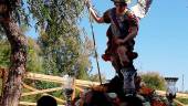 ESFUERZO. Los anderos portan la imagen de San Miguel Arcángel durante la procesión.