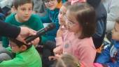 Una alumna canta ‘Tacones rojos’ coreada por sus compañeros. / Captura del vídeo / Diario JAÉN.