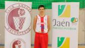 APUESTA. Pedro Valenzuela posa con la camiseta del CB Andújar.