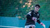 Ángel Hernández golpea el balón en un partido con el Alcorcón B.