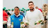 SOCIOS. El ecuatoriano Xavier Simbaña y el alcalaíno José Antonio Medina, con manojos de espárragos de Alcalá la Real. Ambos son los promotores del negocio, que pretende crecer gracias a la exportación de diferentes productos.