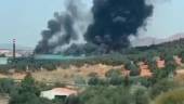 Vista de la gran columna de humo generada por el incendio.