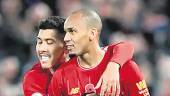 EQUIPO. Fabinho y Firmino celebran el triunfo.