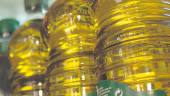 Botellas de aceite de oliva en un supermercado