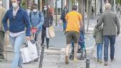 TRÁNSITO. Jiennenses por la calle, con mascarillas, en la desescalada.