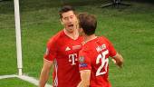 CLAVES. Robert Lewandowski y Thomas Müller celebran el tanto del empate del cuadro alemán