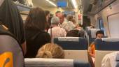 Los pasajeros del tren de Media Distancia se adaptan como pueden al espacio disponible en el nuevo tren. 