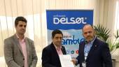 EN GEOLIT. El diputado de Empleo y Empresa, Luis Miguel Carmona; el presidente de la Diputación Provincial de Jaén, Francisco Reyes, y el director de Software Delsol, Fulgencio Meseguer, en las instalaciones de la empresa.