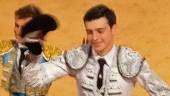 El novillero jiennnense Alfonso Morales sale a hombros. 