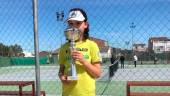 El ubetense Alejandro Bueno besa su trofeo de campeón en categoría alevín