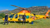 Uno de los helicópteros de Emergencias preparado para evacuar a los heridos. 