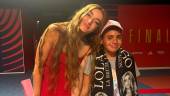 Después del espectáculo en Sevilla, en el “back-stage”, Karim tuvo la oportunidad de conocer a Lola Índigo.