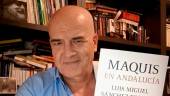 Luis Miguel Sánchez Tostado junto a su nueva novela “Maquis en Andalucía”. 