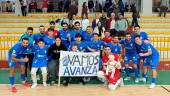 El Avanza celebra la clasificación con un grupo de aficionados. / Avanza.