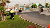 Siega y perfilado del césped en la Avenida de Ben Saprut. / Ayuntamiento de Jaén. 