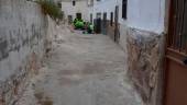 TRABAJO. Equipo de operarios de Aqualia, durante la intervención en la calle La Peña.