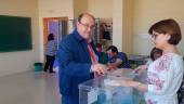 VOTACIONES. José Berio Ramírez, candidato del partido Popular, a la izquierda. Adolfina Millán Martínez, de AEAO, en el centro. Francisco Reverte Teruel, del PSOE, a la derecha.