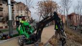 EL VALLE. Un operario trabaja la tierra en la zona de la Carretera de Madrid.