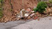 DESTROZOS. Muro de contención derribado por la tormenta en una vivienda de Villalobos.