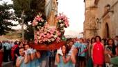 DEVOCIÓN. Salida de la procesión de la patrona desde la iglesia de Nuestra Señora de la Asunción.