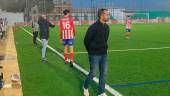Antonio Bueno dirige un partido con el Atlético Porcuna.