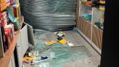Estado del estanco ubicado en la Carrera de Jesús, en Jaén, totalmente destrozado tras el asalto de los ladrones.