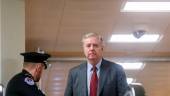 DESCANSO. Lindsey Graham, en el juicio político contra Trump. 