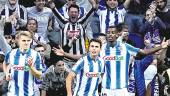 GOL. Los jugadores de la Real Sociedad celebran el tanto de Isak.