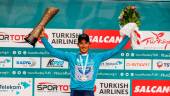 El corredor jiennense José Manuel Díaz alza el trofeo de ganador del Tour de Turquía.