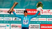 El corredor jiennense José Manuel Díaz alza el trofeo de ganador del Tour de Turquía.