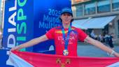 Ana Gay Párraga posa con su medalla y exhibe la bandera de Villardompardo. 