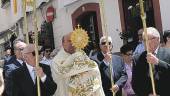 Arriba, una foto de archivo de la procesión de San Juan. El resto, algunas de las imágenes que dejó la celebración del Corpus Christi en el municipio. 