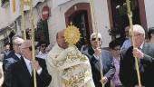 Arriba, una foto de archivo de la procesión de San Juan. El resto, algunas de las imágenes que dejó la celebración del Corpus Christi en el municipio. 