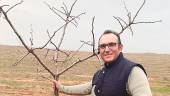 Julián Navarro, junto a un árbol de pistacho aún sin frutos; a la derecha, varios productores de la provincia junto a sus cultivos.