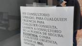 PUERTA. Cartel que anuncia que el consultorio está cerrado.